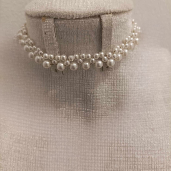 Collier en perles blanches