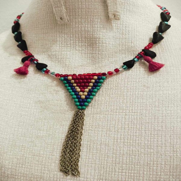 Collier en perles colorées et en ambre